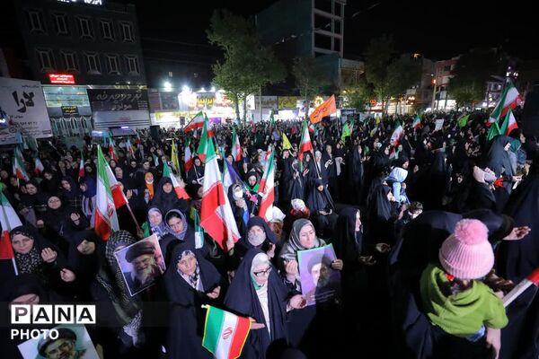 شکوه حضور دختران ساوجبلاغ در جشن دهه کرامت 