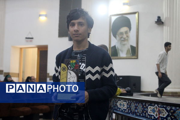 تجلیل از برگزیدگان دبیرستان شهید بهشتی شهرستان بوشهر (1)