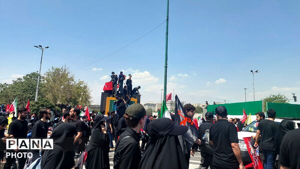 موج جمعیت در خیابان‌های تهران برای بدرقه رهبر شهید