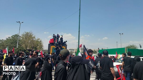 موج جمعیت در خیابان‌های تهران برای بدرقه رهبر شهید