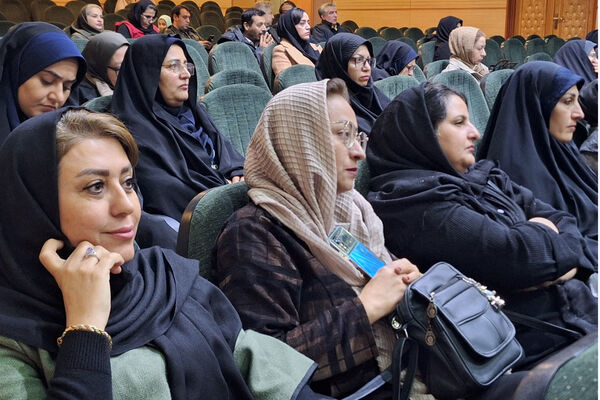 آیین تقدیر از انجمن‌های اولیا و مربیان برتر و تبیین فرآیند انتخابات شورای انجمن اولیا و مربیان ناحیه یک شیراز 