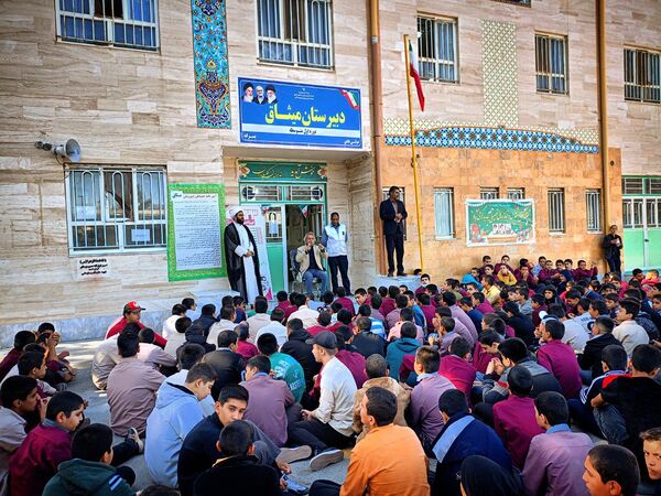 حضور اورژانس اجتماعی شهرستان کاشمر در دبیرستان میثاق
