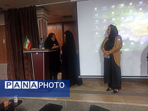 نخستین جلسه انجمن اولیا و مربیان دبیرستان دخترانه ۱۳ آبان در هفته سلامت و روان