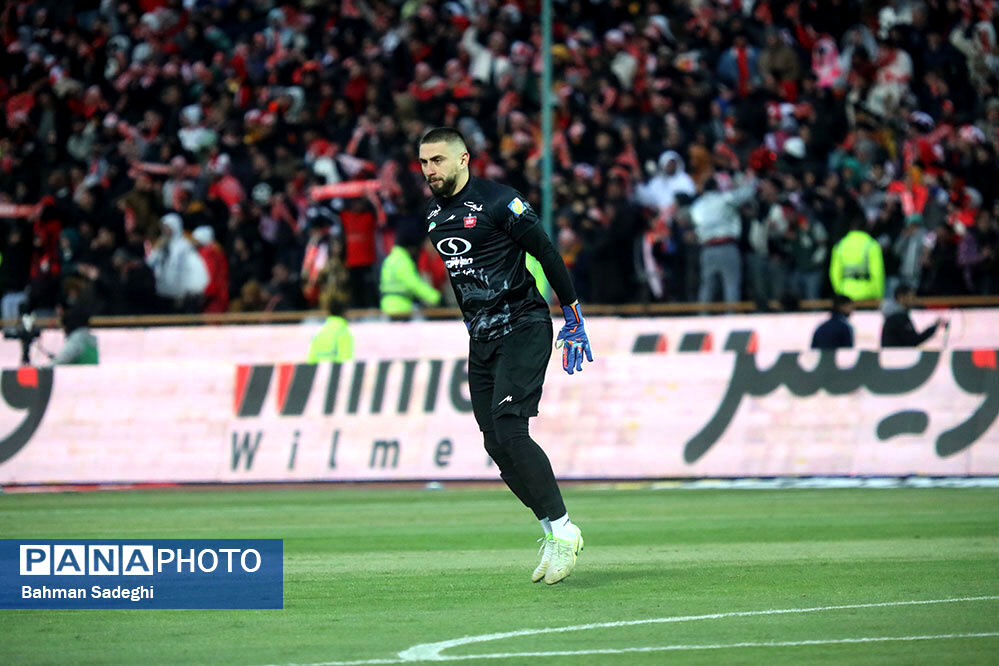 گندوز دست‌کش‌هایش را به تور قفس آهنین پرسپولیس آویخت!