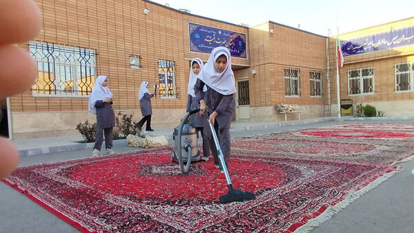 دورهمی دانش‌آموزان مدرسه حضرت رقیه(س) روستای صرم در ضیافت افطاری