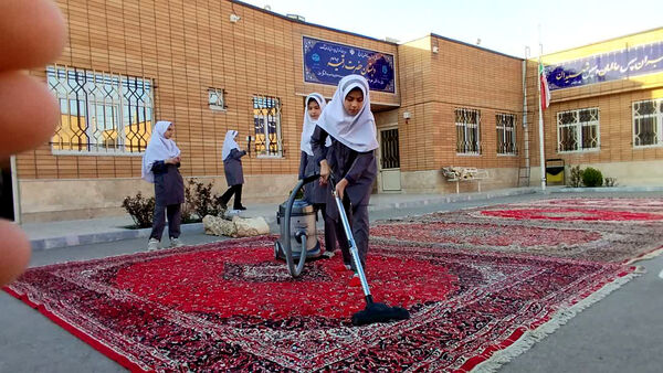دورهمی دانش‌آموزان مدرسه حضرت رقیه(س) روستای صرم در ضیافت افطاری