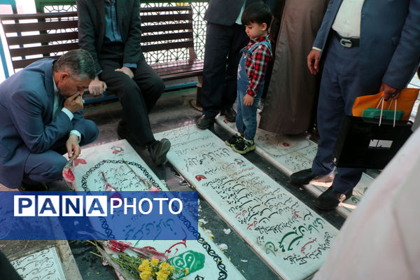 عطرافشانی مزار شهدای فرهنگی استان قم