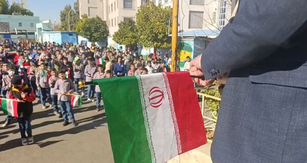  نواختن زنگ انقلاب در دبستان حضرت ابوالفضل(ع)2