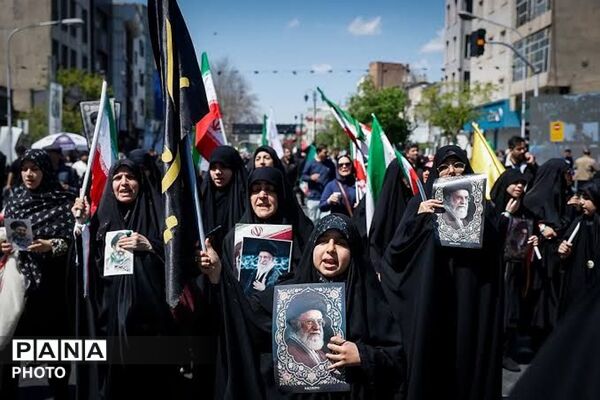 آغاز مراسم تشییع پیکر رهبر شهید و اهل بیت گرامی ایشان در مصلی نماز جمعه تهران