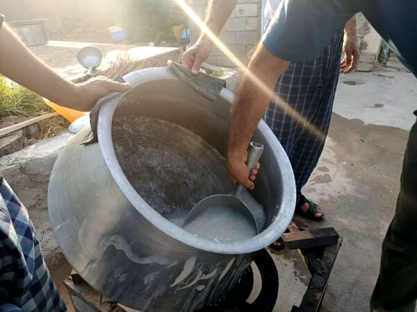 پخت و توزیع نذری در روز تاسوعای حسینی روستای حسن آباد داراب استان فارس
