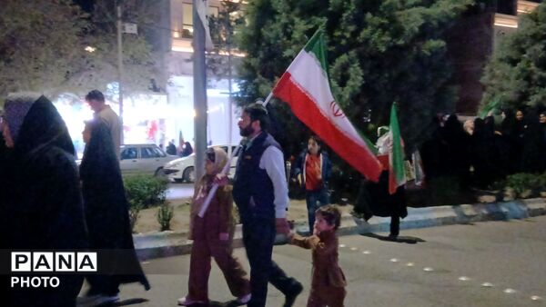پرچم های ایران بر دستان وطن دوستان نیشابوری 