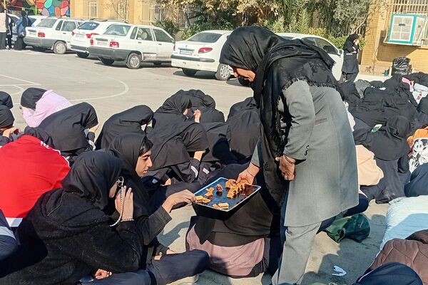 برپایی ایستگاه صلواتی و شهادت حضرت زهرا در مدرسه شهید زهره‌وند قرچک 
