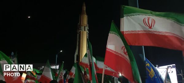 نمایش توان دفاعی کشور در میدان امام حسین (ع) یزد