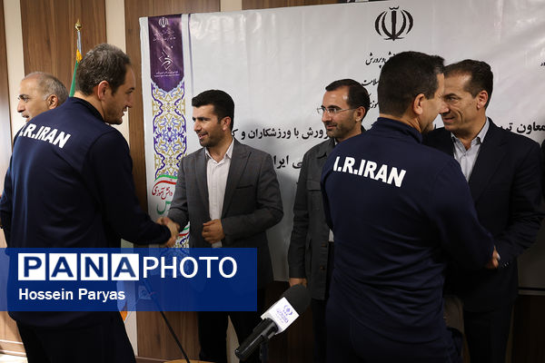 نشست صمیمی معاون تربیت بدنی و سلامت با ورزشکاران و کادر فنی تیم ملی والیبال دانش‌آموزی