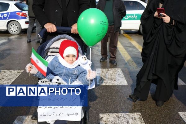 حضور گسترده کودکان و نوجوانان ارومیه‌ای در راهپیمایی ۲۲ بهمن