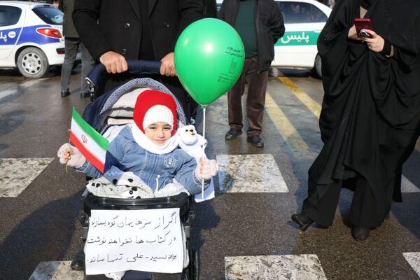 حضور گسترده کودکان و نوجوانان ارومیه‌ای در راهپیمایی ۲۲ بهمن