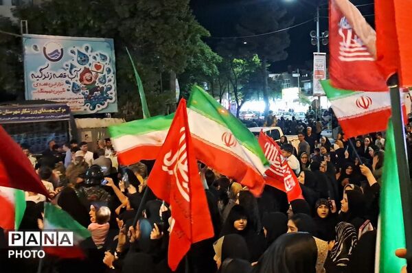 نمایش واقعی پهپادهای کرار و شاهد ۱۳۶ در اجتماع بزرگ مردمی شهرستان شیروان
