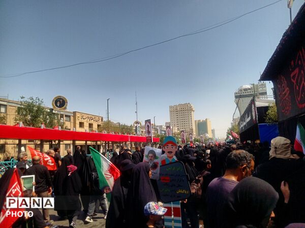 طنین گام‌های جاماندگان اربعین در حریم رضوی؛ مشهد یکپارچه در سوگ حسین (ع)