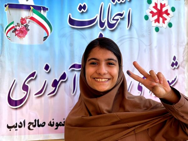 انتخابات پرشور شورای دانش‌آموزی در مدرسه صالح ادیب