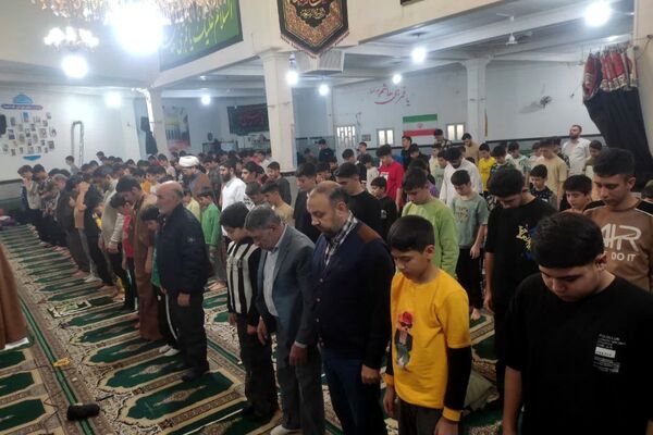 اعتکاف دانش آموزی در مسجد حضرت ابوالفضل قیامدشت