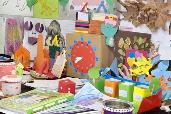 نمایشگاه آثار فرهنگی هنری و دست سازه‌های دانش آموزی در دبستان دخترانه فرهنگیان ۲