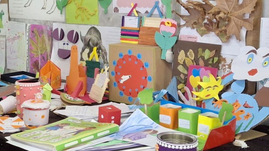 نمایشگاه آثار فرهنگی هنری و دست سازه‌های دانش آموزی در دبستان دخترانه فرهنگیان ۲