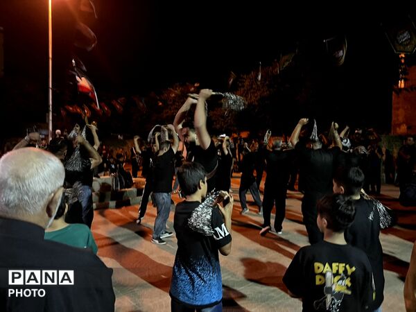 آیین زنجیرزنی و طنین نوای یا ابوالفضل در شهرک ینگی امام  ساوجبلاغ