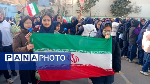 نواختن زنگ انقلاب در دبیرستان شهید محمدکاظم موسوی ناحیه ۲ کرج و شهرستان فردیس 