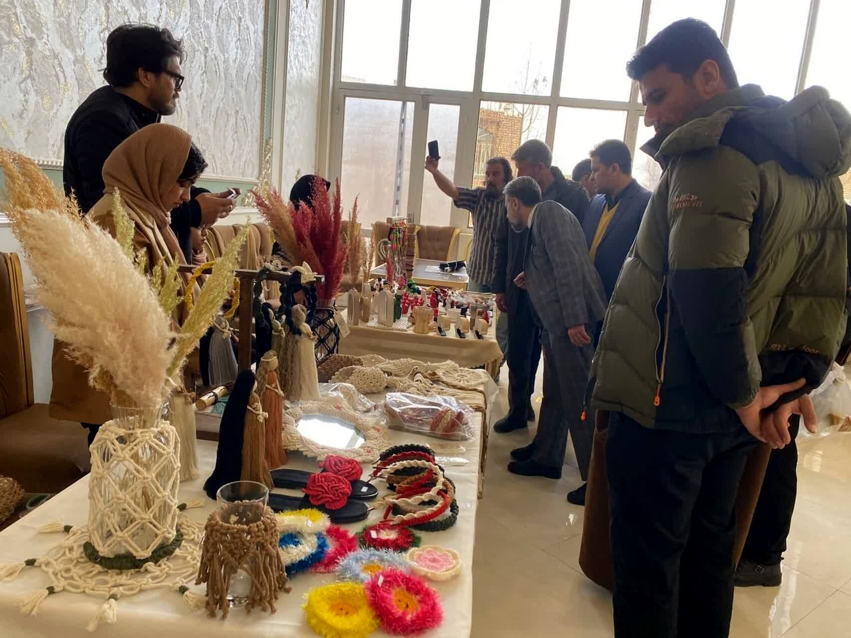 نمایشگاه صنایع دستی در کوهسرخ