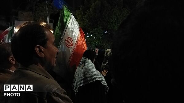 برای پنجاه و یکمین شب حسینیه امام شاهد حماسه مردم شد 