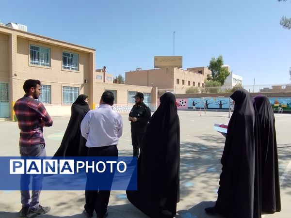 اردوی جهادی رنگ‌آمیزی مدارس با حضور دختران بیرجندی