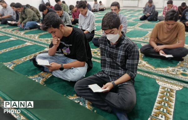 برپایی جلسه هفتگی زیارت عاشورا در دبیرستان شاهد مالک اشتر 