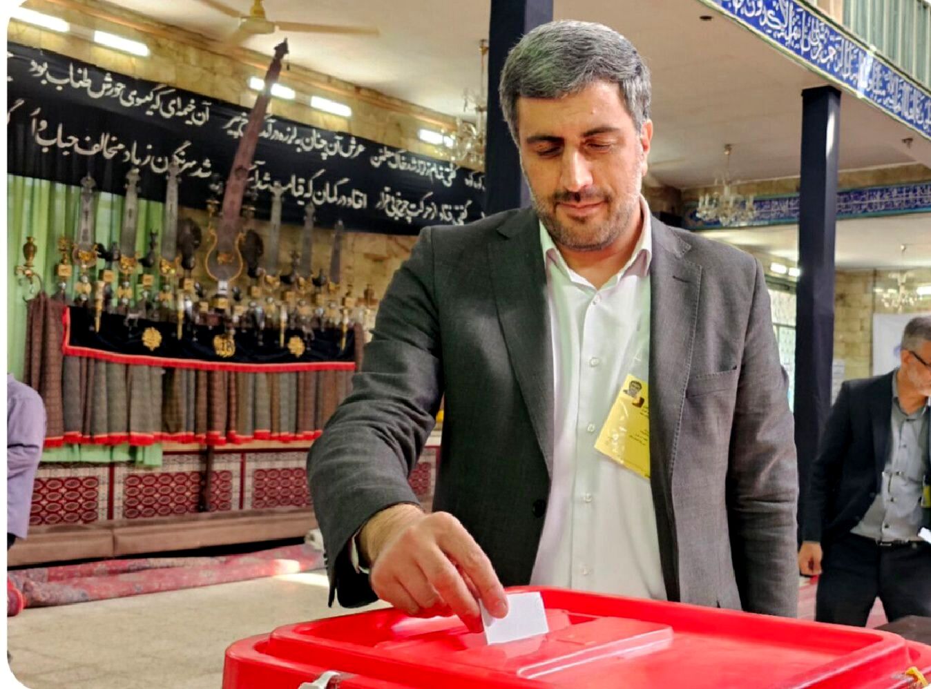 مدیر آموزش و پرورش منطقه ۴ تهران در مرحله دوم انتخابات ریاست جمهوری شرکت کرد