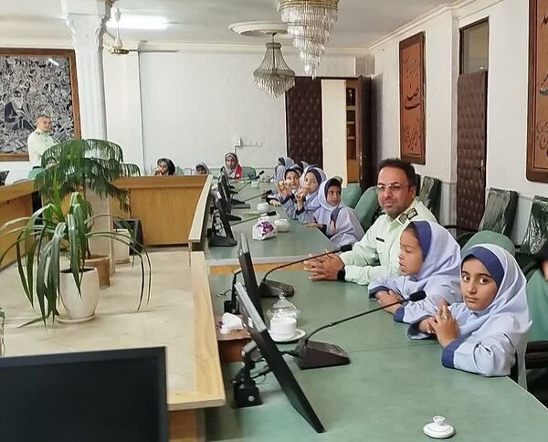 تبریک به پدران شاغل نیروی انتظامی توسط دانش‌آموزان مدرسه شاهد خیر سجادی