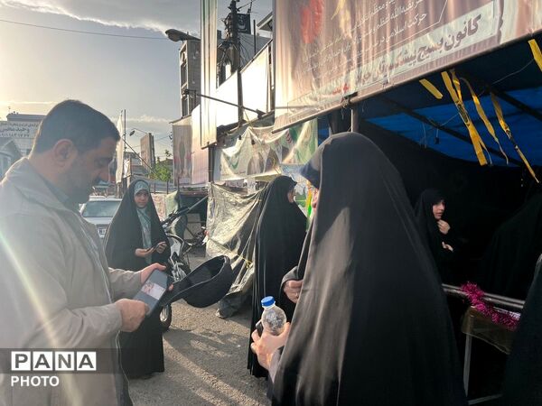 دخترانِ انقلابی پای پرچم ایستاده‌اند