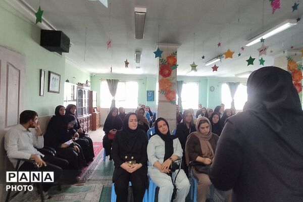 جلسه آموزش خانواده در دبستان پانزده خرداد ناحیه دو شهرری 