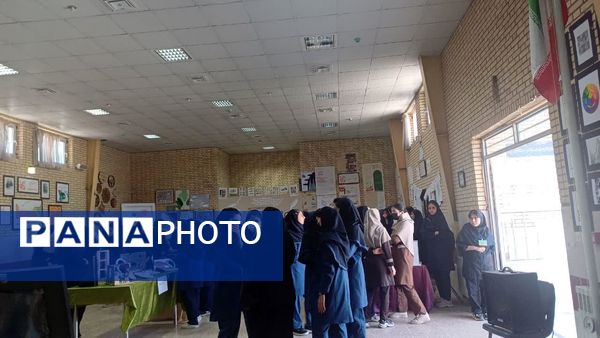 گالری هنر در هنرستان شهید بخشنده زرقان 