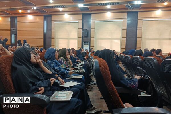 تقدیر از دانش آموزان فرهیخته مدرسه عطیه