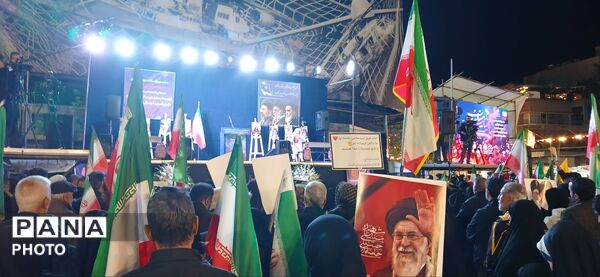 تجمع شهروندان در چهلم کودکان میناب کنار دیوارنگاره میدان انقلاب