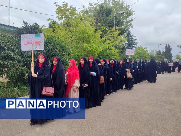 بازدید دانش‌آموزان حاضر در مسابقات قرآن از اماکن تاریخی و طبیعی ساری 