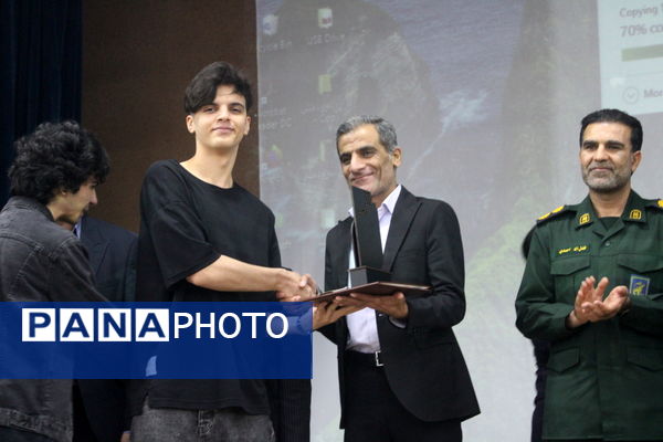 تجلیل از برگزیدگان دبیرستان شهید بهشتی شهرستان بوشهر (2)