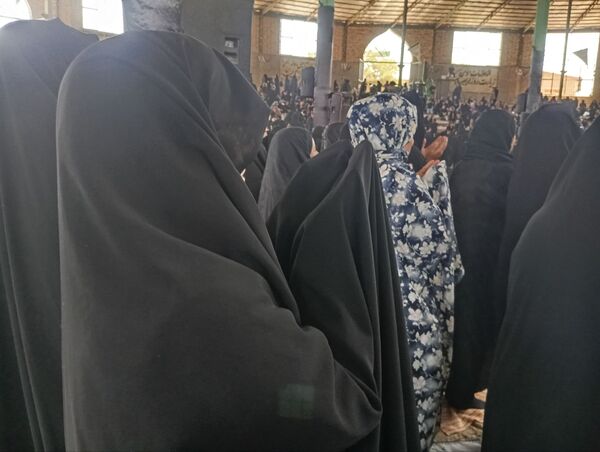 نماز جماعت در حسینه روستا اردمه در ظهر اربعین