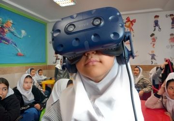 بازدید دانش آموزان آموزشگاه مهین بانو علاقبند ملارد از اتاق واقعیت مجازی 