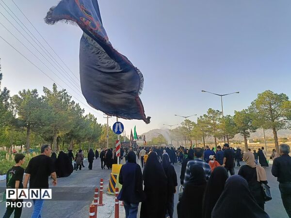 رقص پرچم‌ها در باد عزای کاشمر هم‌صدایی آسمان با زائران