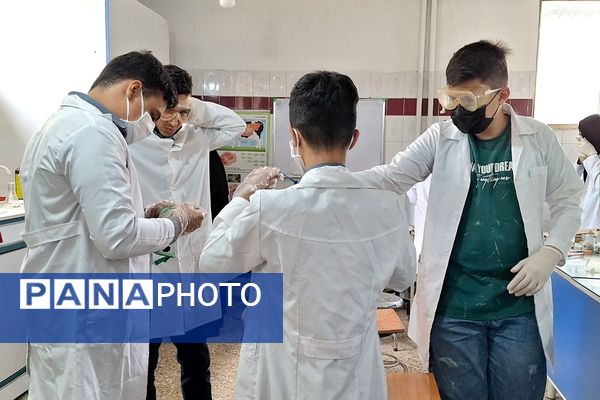 داوری مرحله استانی محور فعالیت های آزمایشگاهی جشنواره نوجوان خوارزمی در پژوهشرای دکتر حسابی