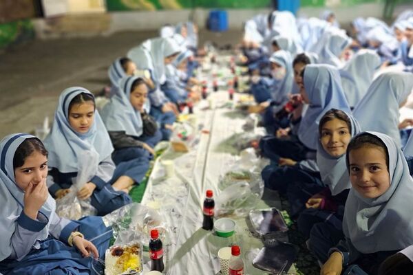 برپایی سفره افطار برای روزه اولی‌ها در دبستان دخترانه ام‌البنین شهرری