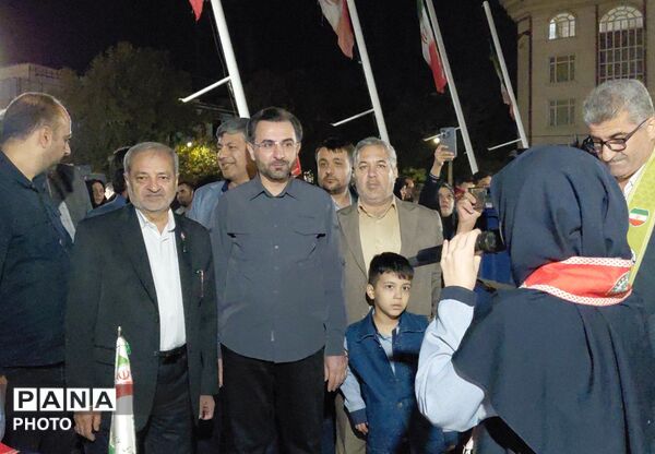 وزیر آموزش و پرورش در جمع دانش آموزان مشهدی ؛ از اقامه نماز تا بازدید از غرفه های دانش آموزی