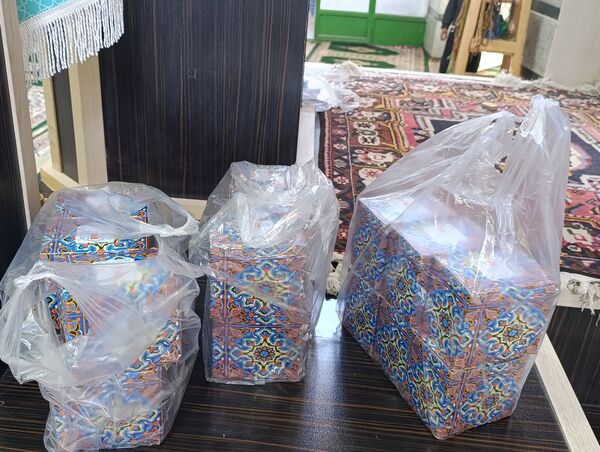 اهدای هدایای متبرک به نمازگزاران سفیددشت