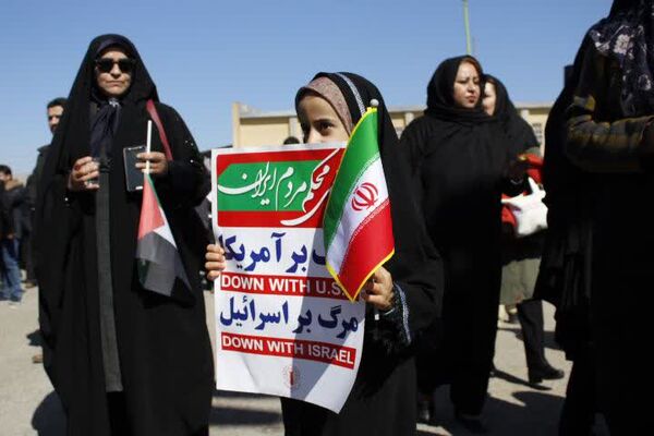 حضور پرشور دانش‌آموزان گچساران در راهپیمایی ۲۲ بهمن