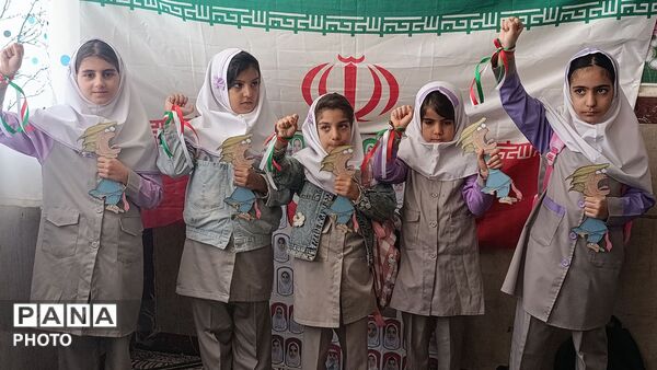 اجرای هنری دختران به‌مناسبت «بیتاب میناب» در مدرسه کیانوش دلفان 